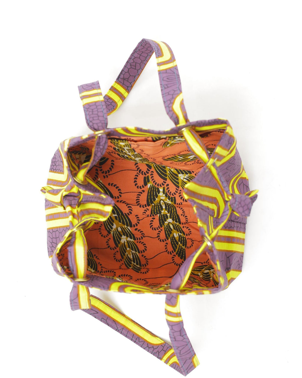 Detalle del interior del bolso de tela africana lila.