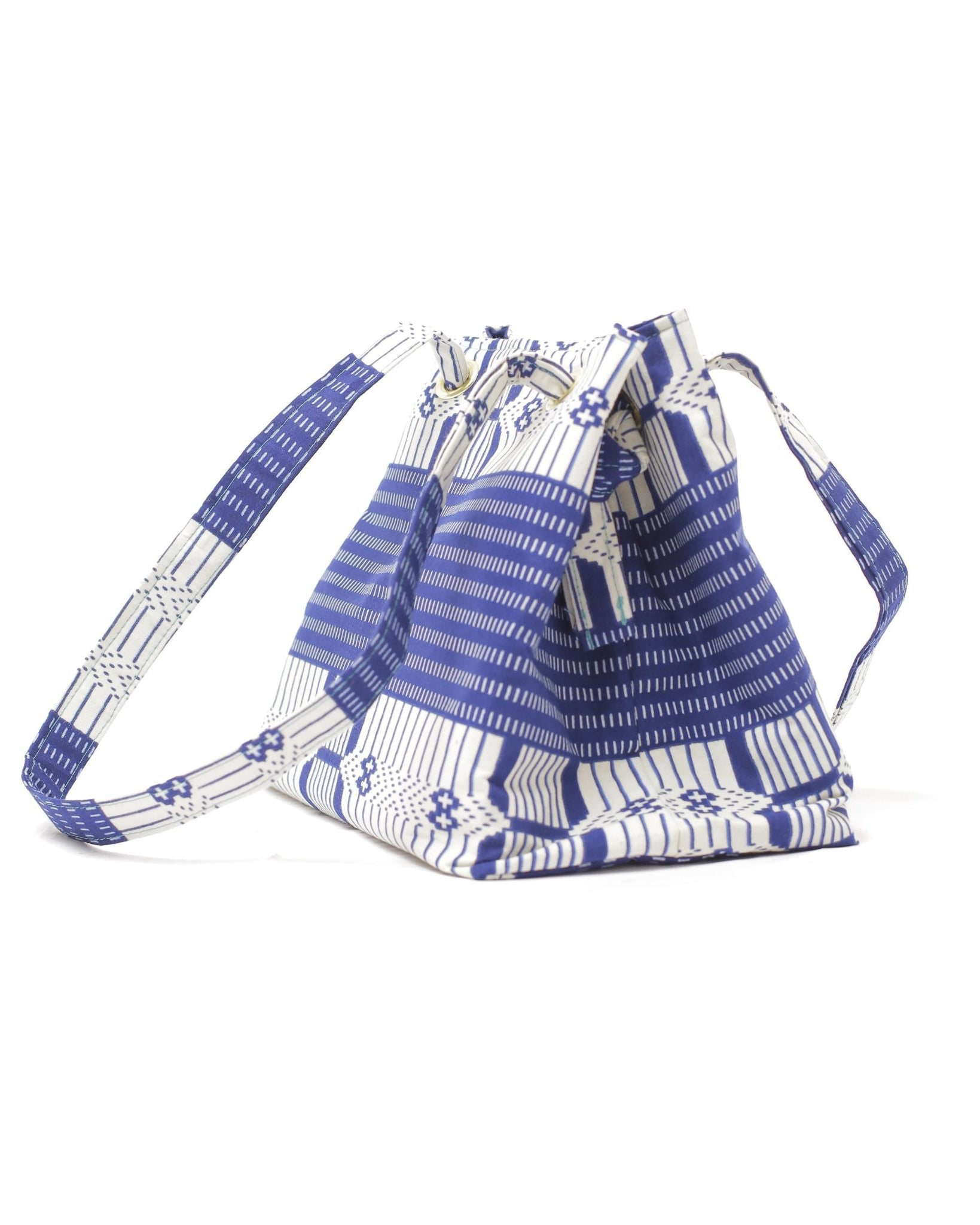 Vista del lateral del bolso de algodón con tela africana.