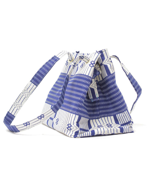 Vista del lateral del bolso de algodón con tela africana.