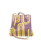 Vista del frente del bolso de algodón con tela africana color  lila.