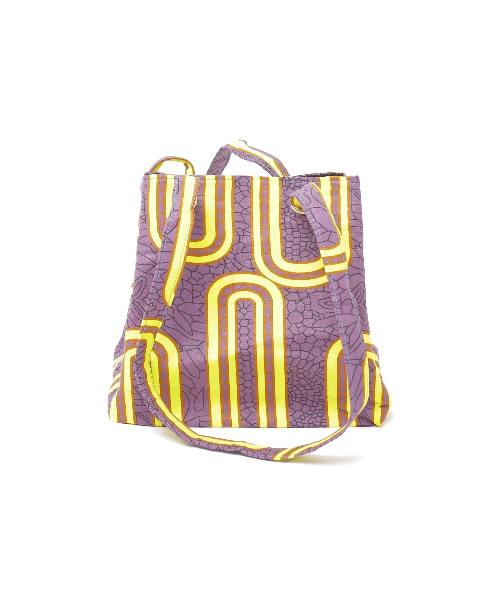 Vista del frente del bolso de algodón con tela africana color  lila.