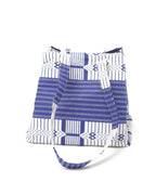 Vista del frente del bolso de algodón con tela africana.