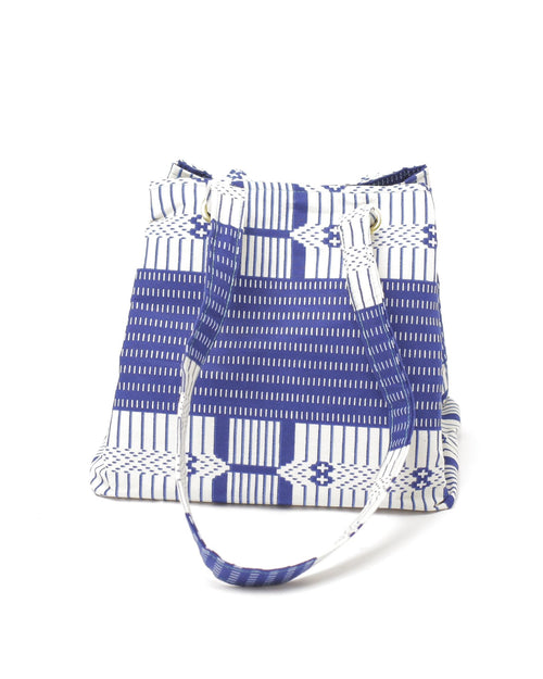 Vista del frente del bolso de algodón con tela africana.