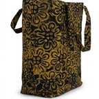 Vista lateral del bolso tote nil de tela batik color negro