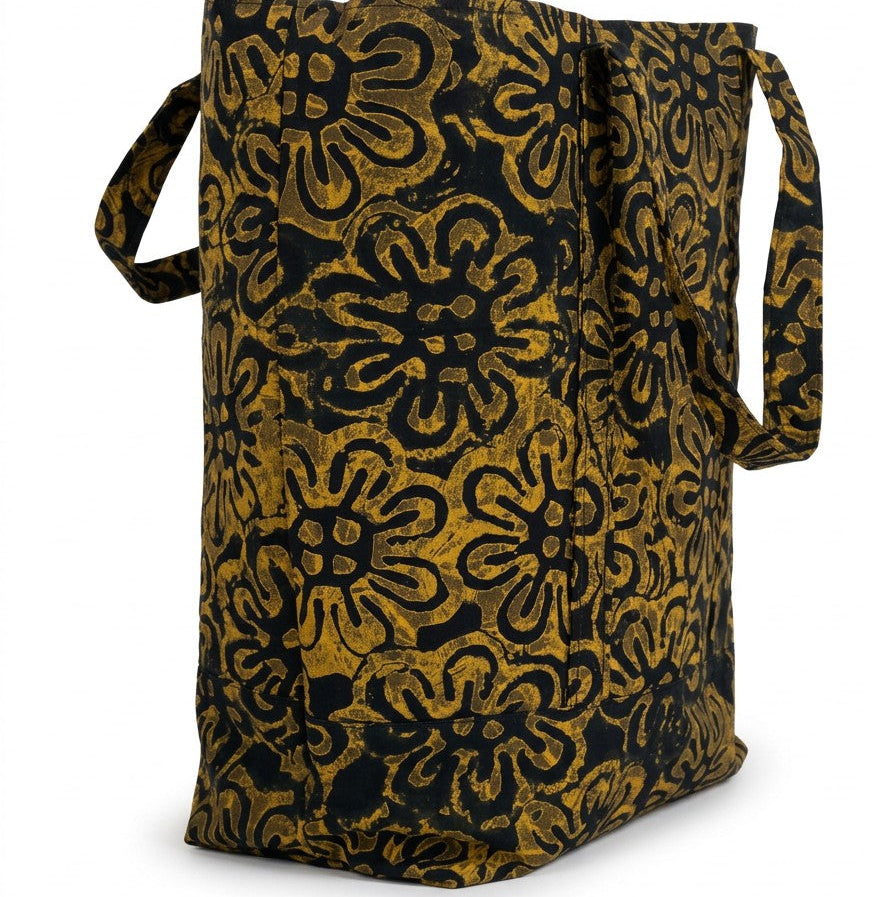 Vista lateral del bolso tote nil de tela batik color negro