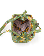 Vista del interior del bolso de algodón con tela africana verde.