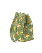 Vista del lateral del bolso de algodób con tela africana verde.