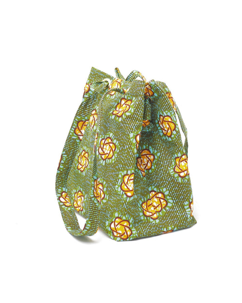 Vista del lateral del bolso de algodób con tela africana verde.