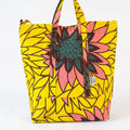 Vista de frente del bolso tote nil con tela africana color amarillo.