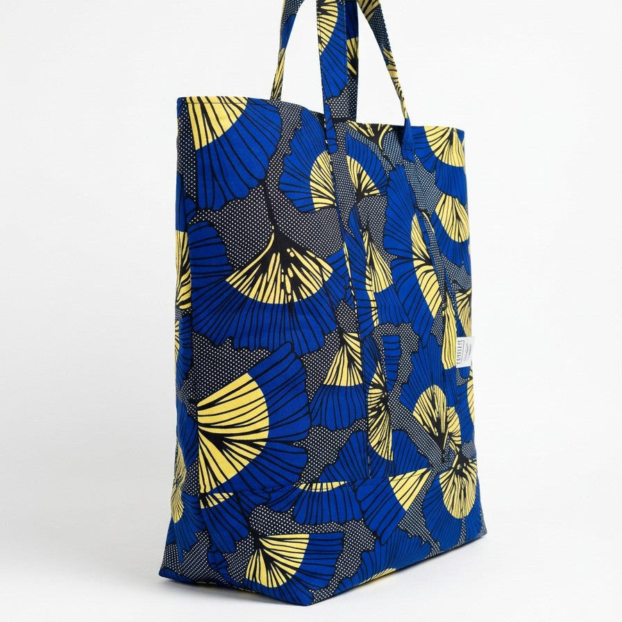 Vista lateral del bolso tote nil con tela africana color azul