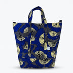Vista frontal del bolso tote nil con tela africana color azul