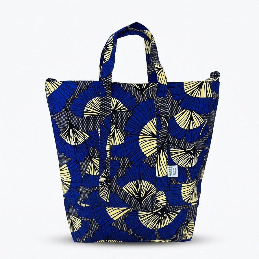 Vista frontal del bolso tote nil con tela africana color azul