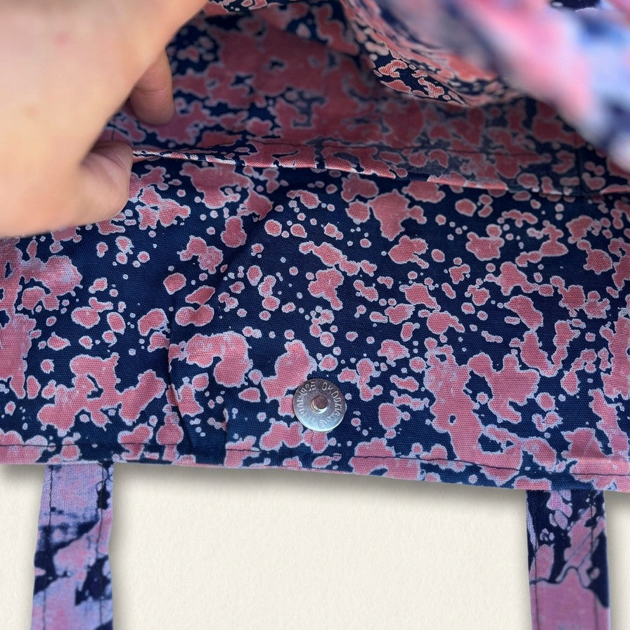 Detalle del interior del bolso tote nil de batik color rosa
