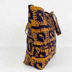 Vista de perfil del bolso tote nil e batik color ocre