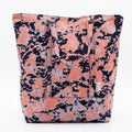 Vista de frente del bolso tote nil de batik color rosa