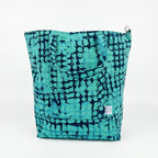 Vista de frente del bolso tote nil de batik color turquesa