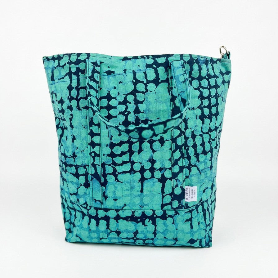Vista de frente del bolso tote nil de batik color turquesa
