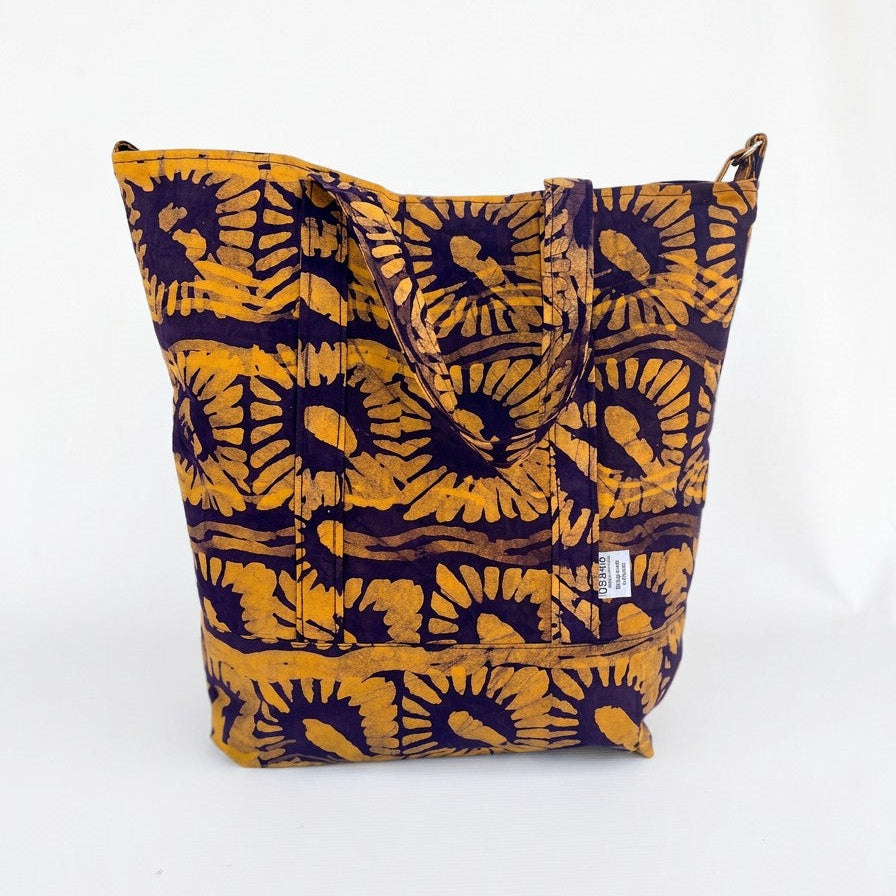 Vista de frente del bolso tote nil de batik color ore