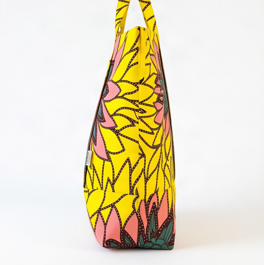 Vista del lateral del bolso tote nil de tela africana color amarillo