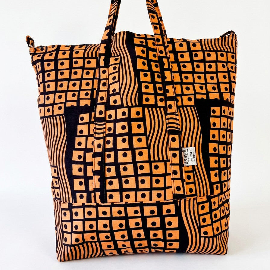 Vista de frente del bolso tote nil de tela africana color salmón