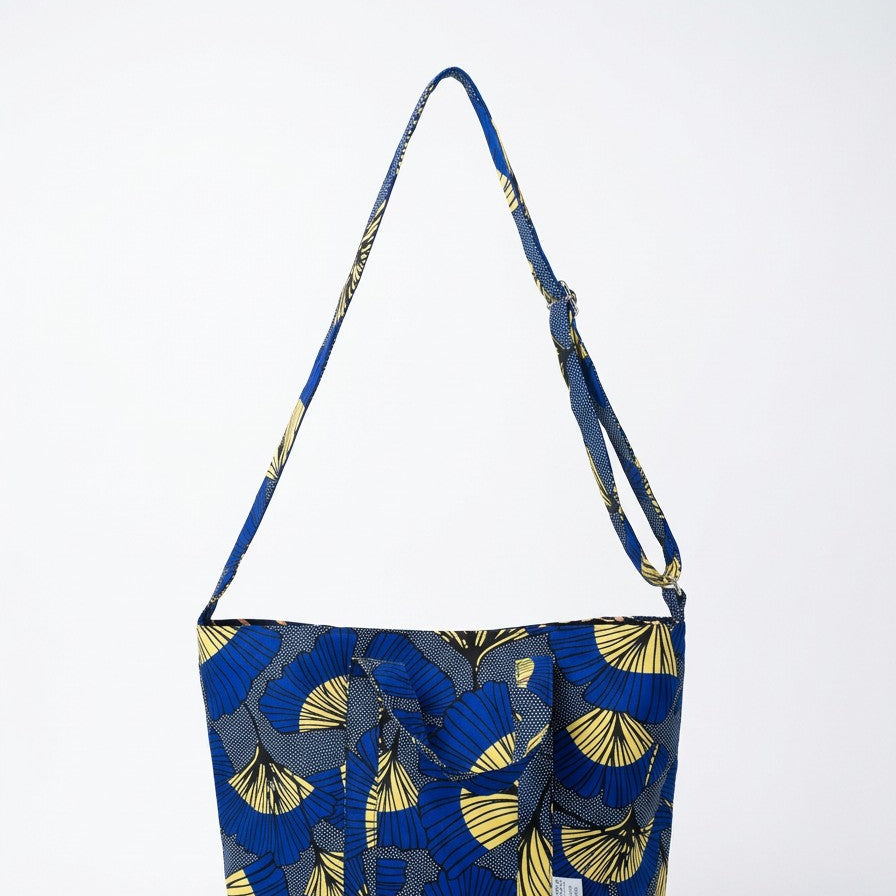 Detalle de las asas del bolso tote nil de tela africana en color azul