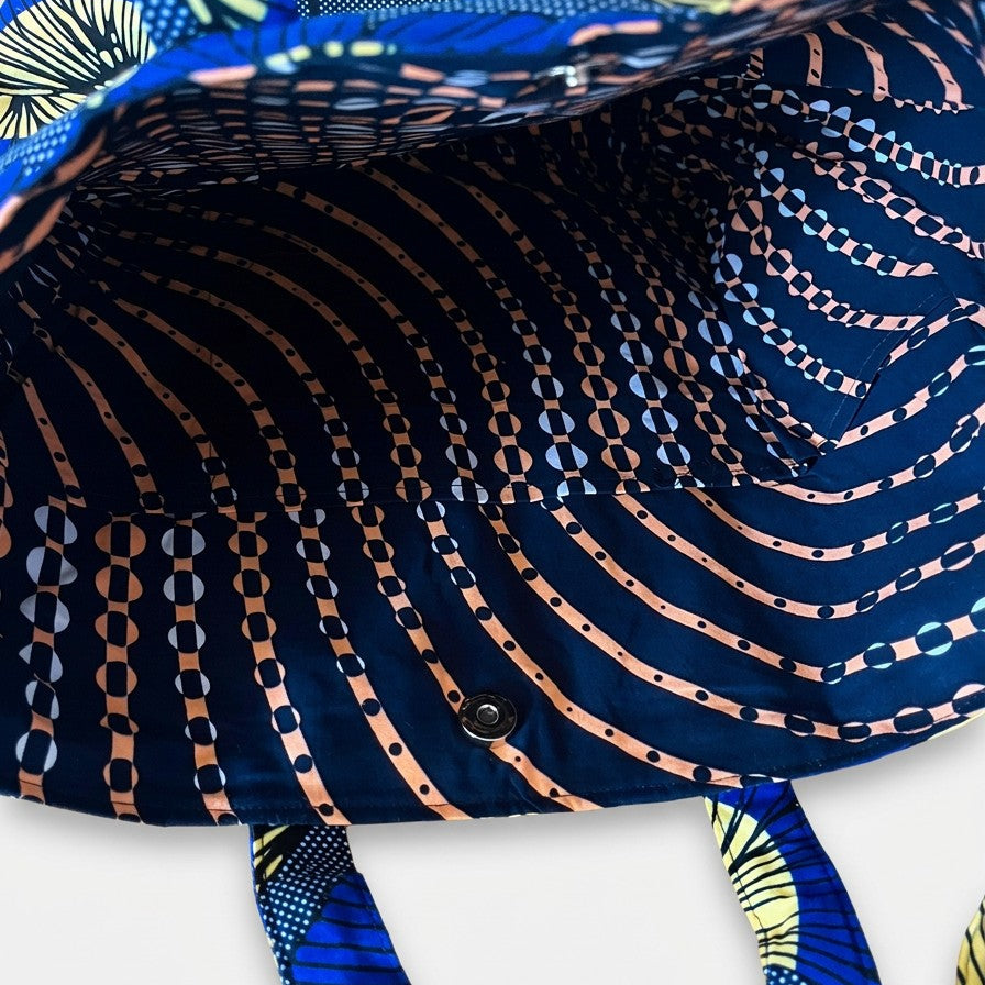 Detalle del interior  del bolso tote nil de tela africana color azul
