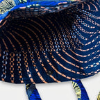 Detalle del interior  del bolso tote nil de tela africana color azul
