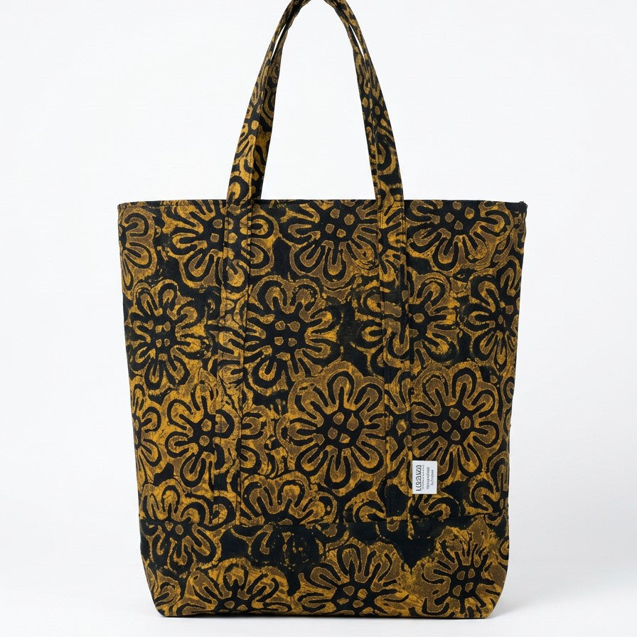 Vista frontal del bolso tote nil de tela batik color negro