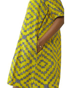 Detalle del bolsillo del vestido camisero color amarillo.