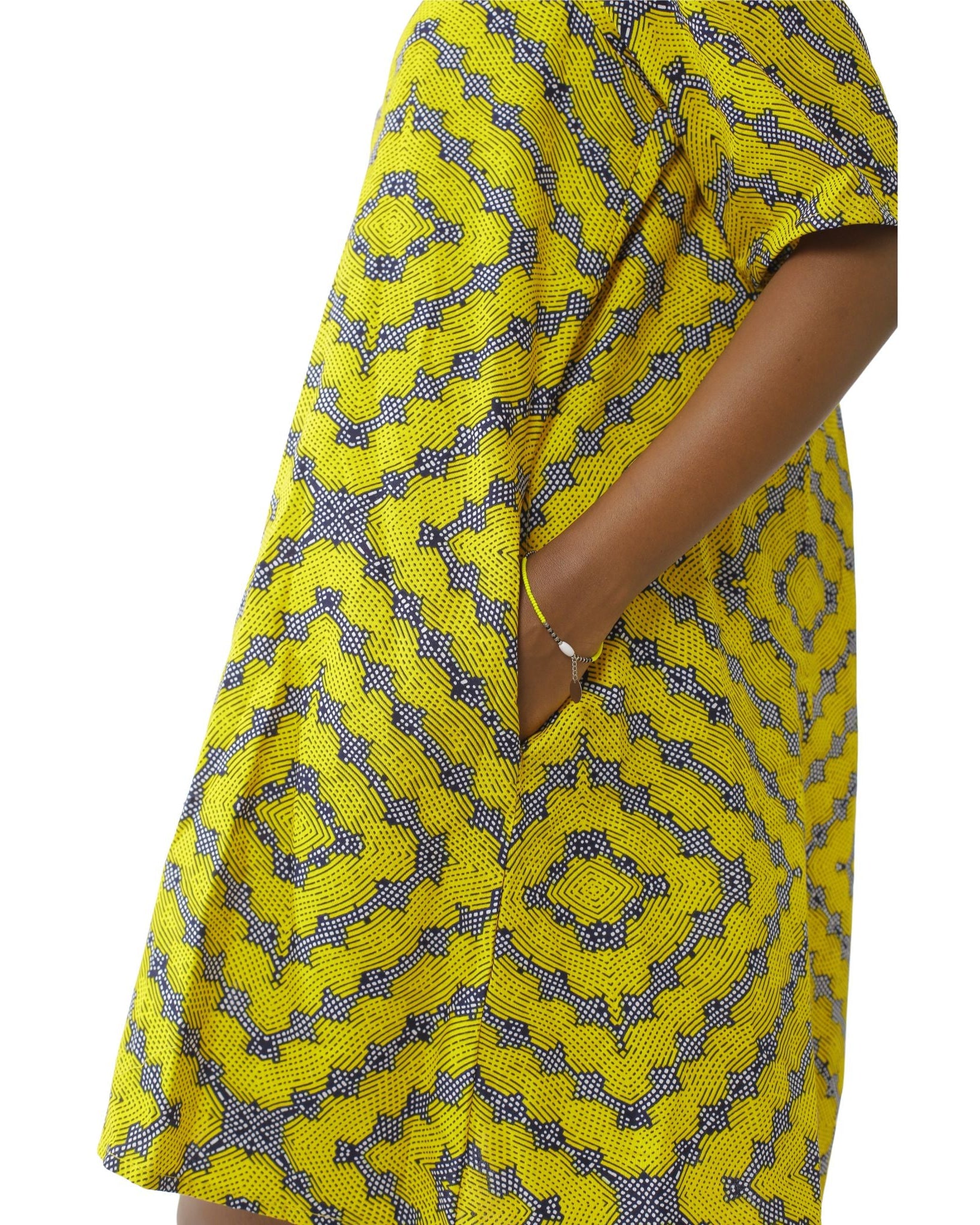 Detalle del bolsillo del vestido camisero color amarillo.