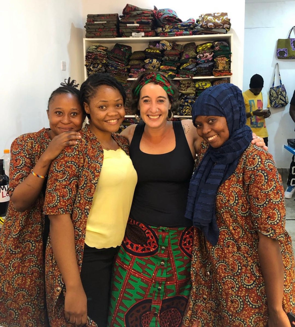 El equipo de mujeres artesanas en el taller de Tanzania.