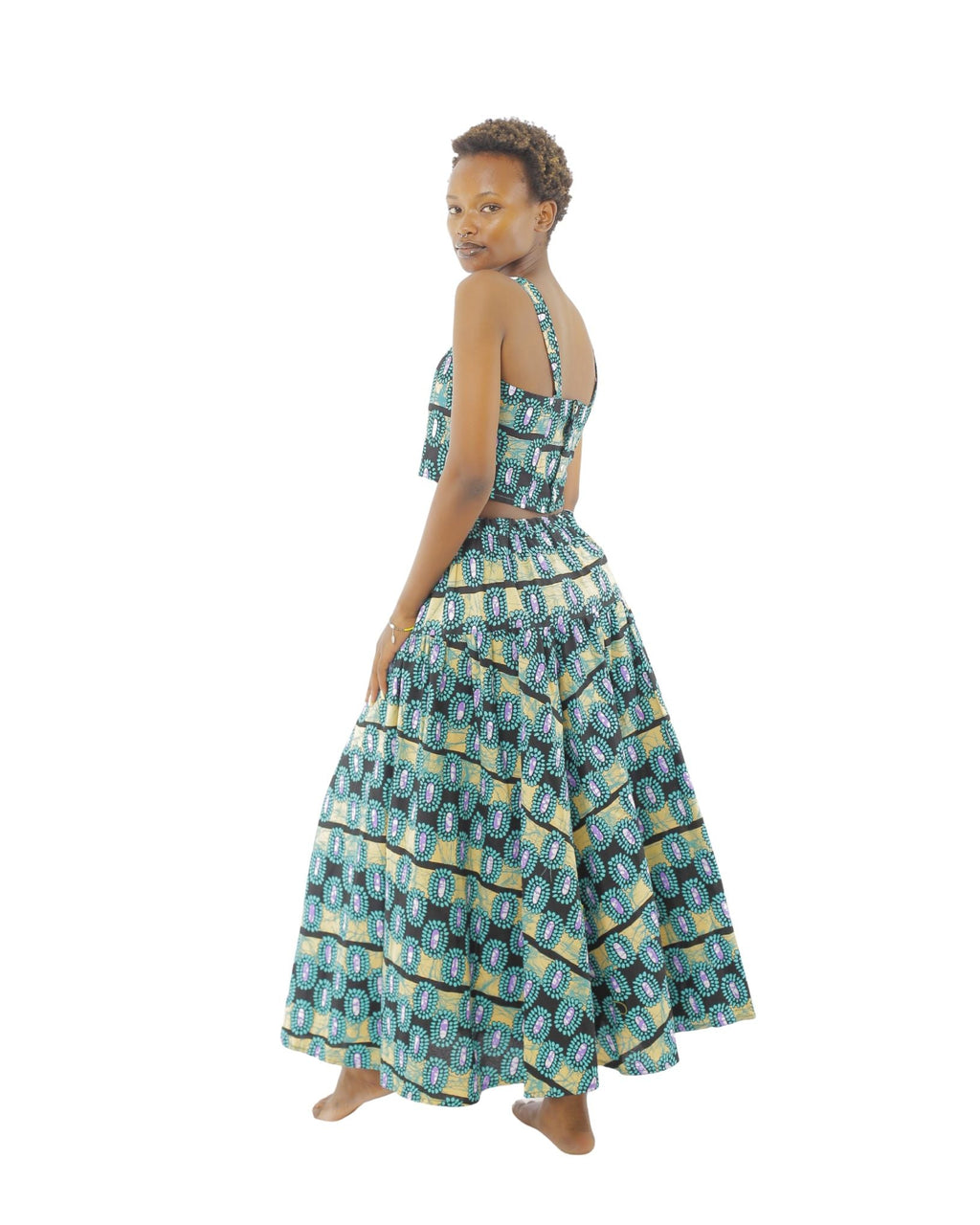 Falda larga de algodón turquesa vista de espaldas.