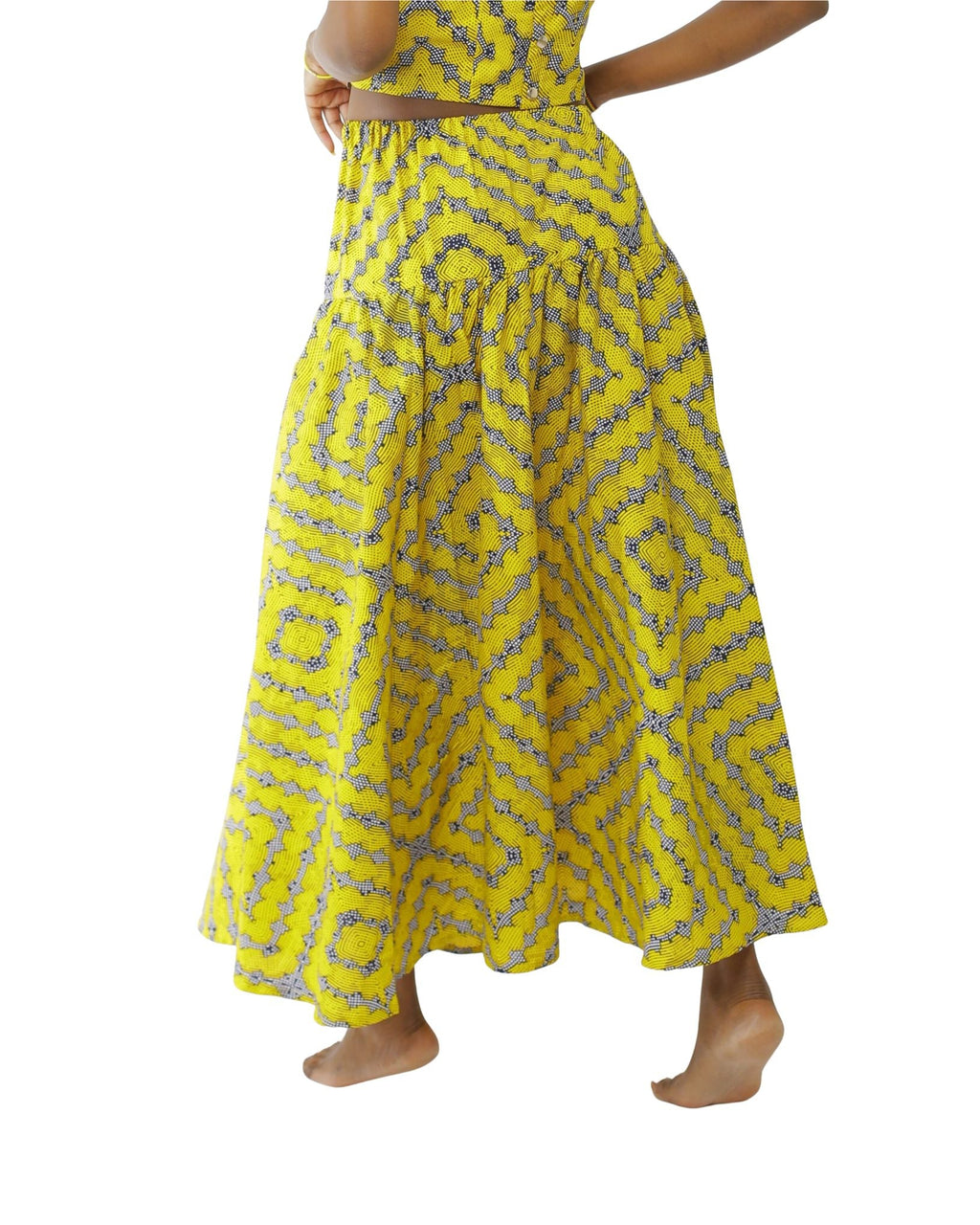Falda larga de algodón con tela africana amarilla vista de la parte trasera.