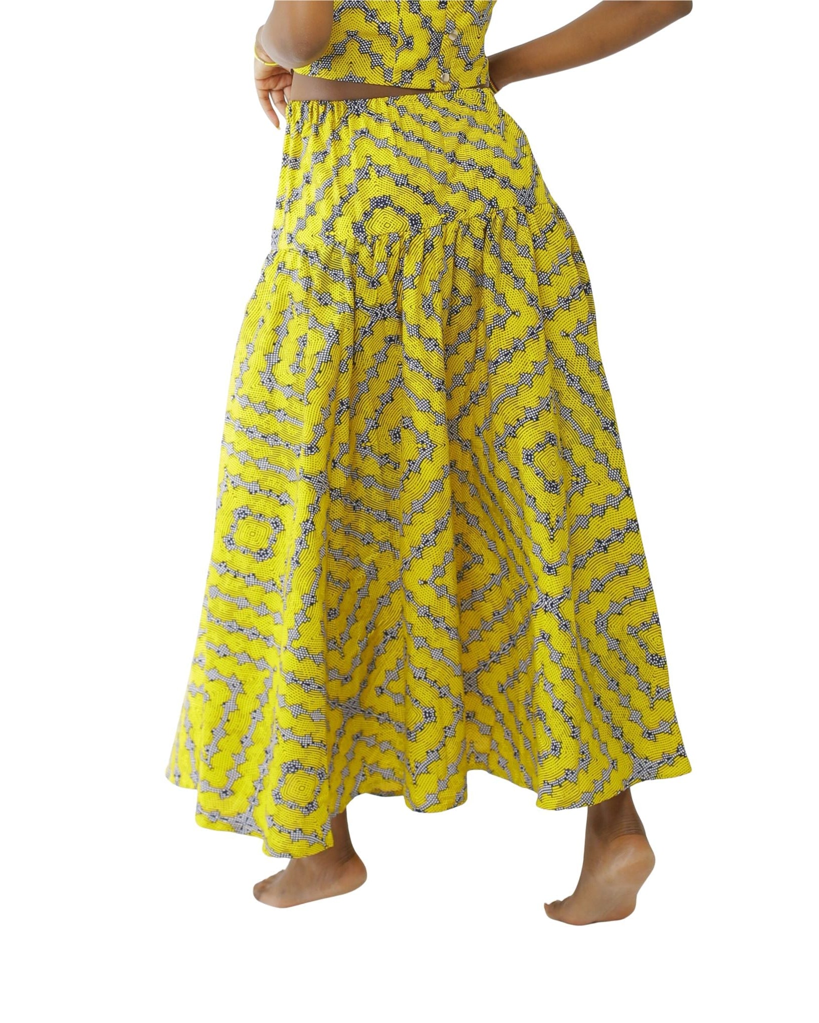 Falda larga de algodón con tela africana amarilla vista de la parte trasera.