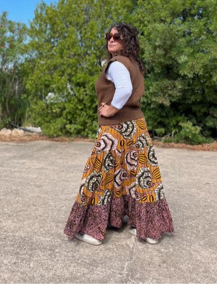 Falda larga con volantes de tela africana marron.