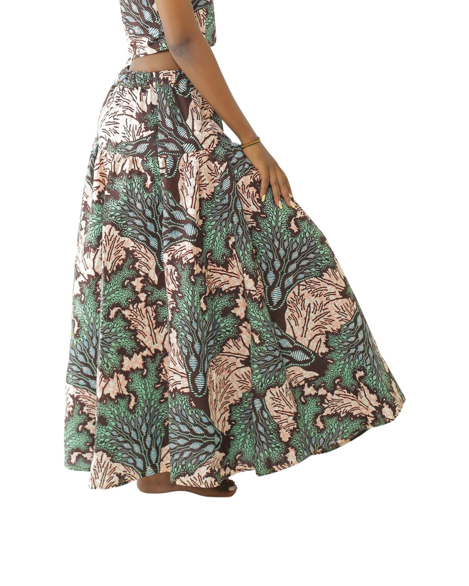 Falda larga de algodón con tela africana color coral vista lateral.