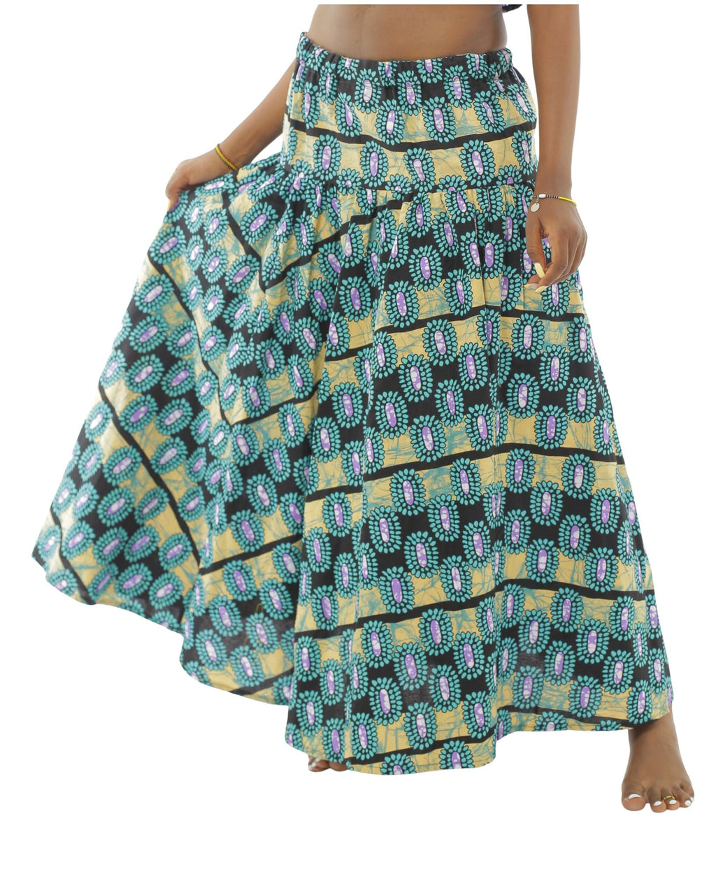 Falda larga de tela africana color turquesa.