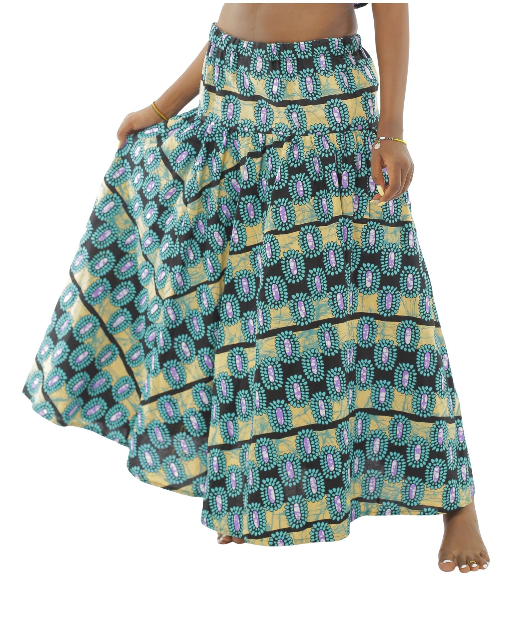 Falda larga de tela africana color turquesa.