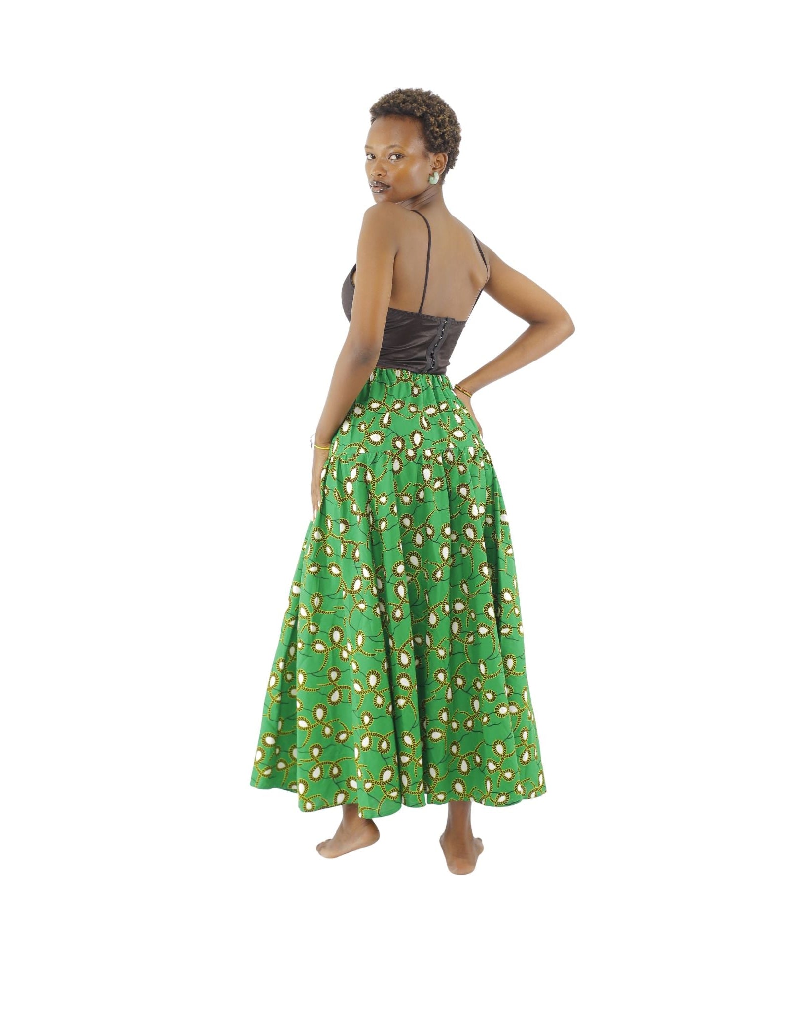 Falda larga de algodón con tela africana verde vista de la parte trasera.