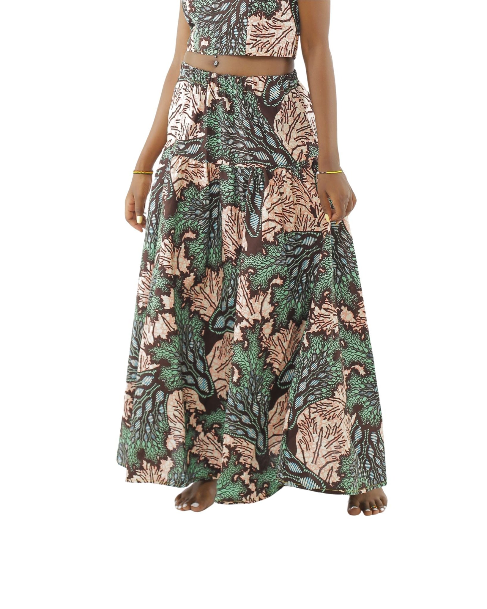 Falda midi de algodón con tela africana color coral vista de frente.
