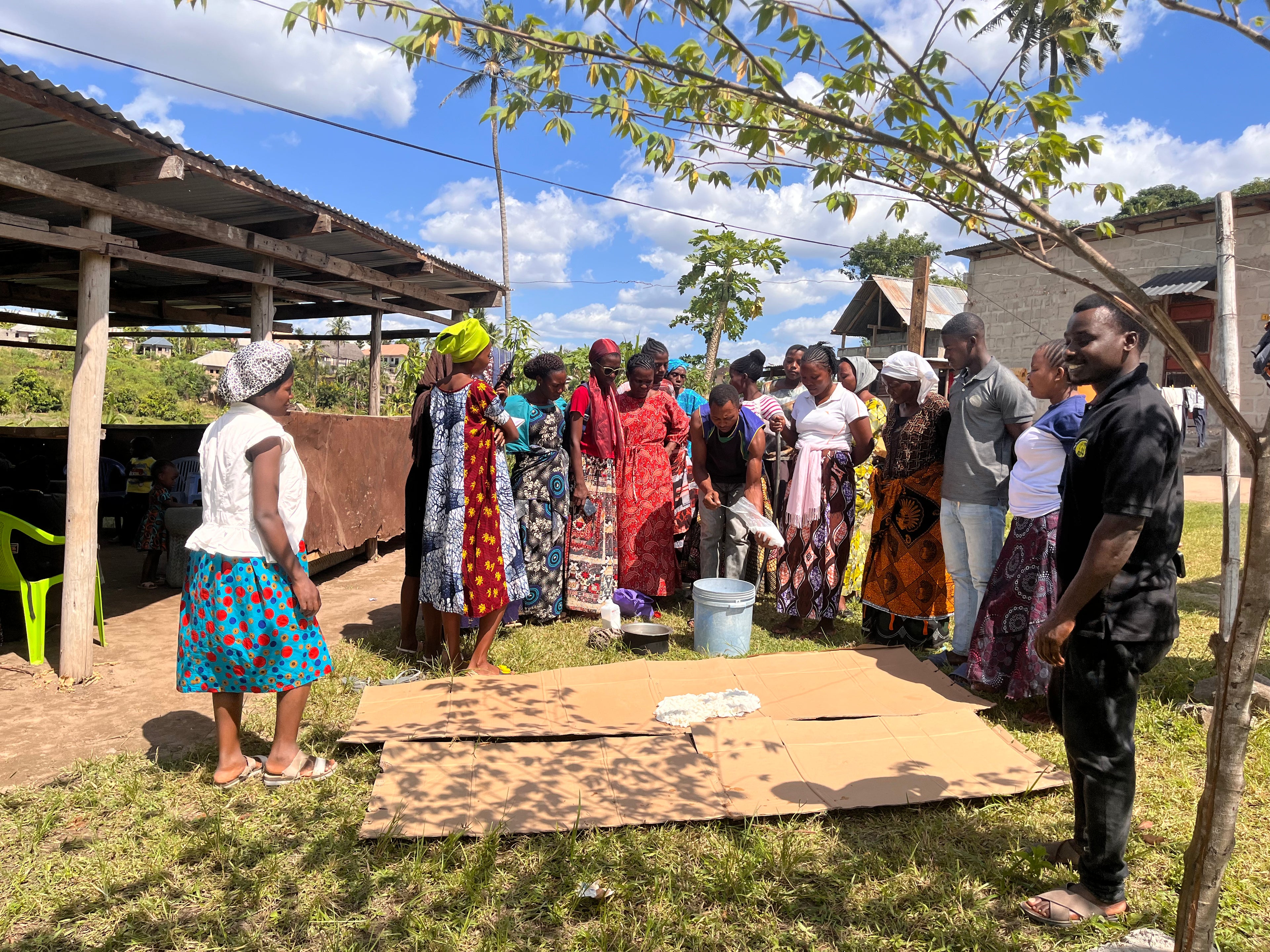 Grupo de mujeres de la fundación usawa haciendo un taller de Batik