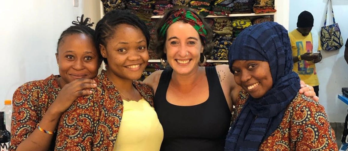 La fundadora de Usawa con las tres empleadas en su taller en Tanzania