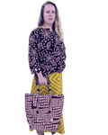 modelo con bolso de tela africana