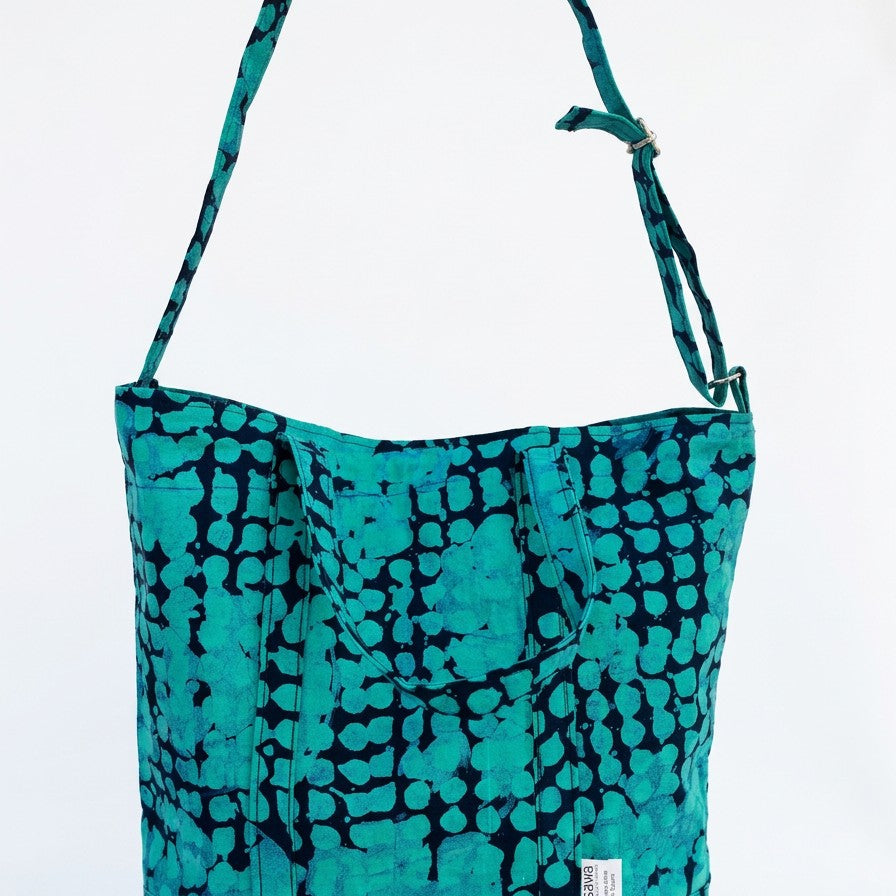 Detalle del asa del bolso tote nil de batik color turquesa