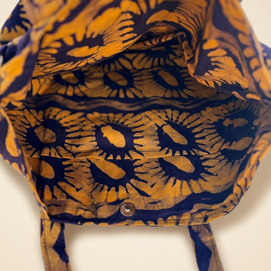 Detalle del interior del bolso tote bag nil de batk color ocre