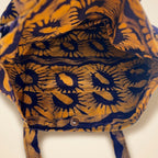 Detalle del interior del bolso tote bag nil de batk color ocre