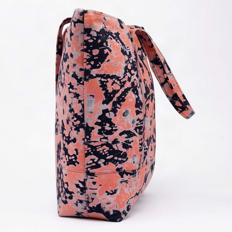 Vista de lado del bolso tote nil de batik color rosa