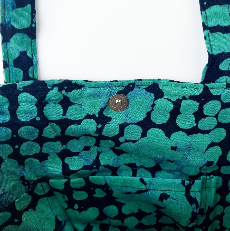 Detalle del interior del bolso tote nil de batik  color turquesa