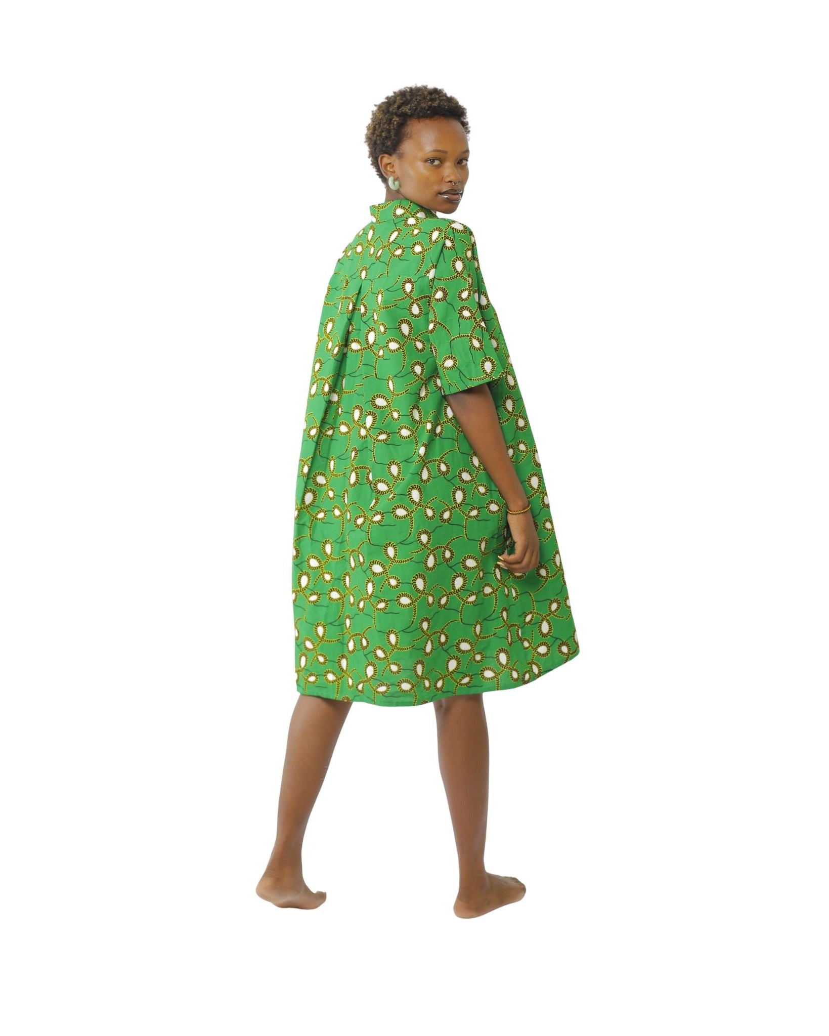 Parte trasera del vestido camisero de tela africana color verde