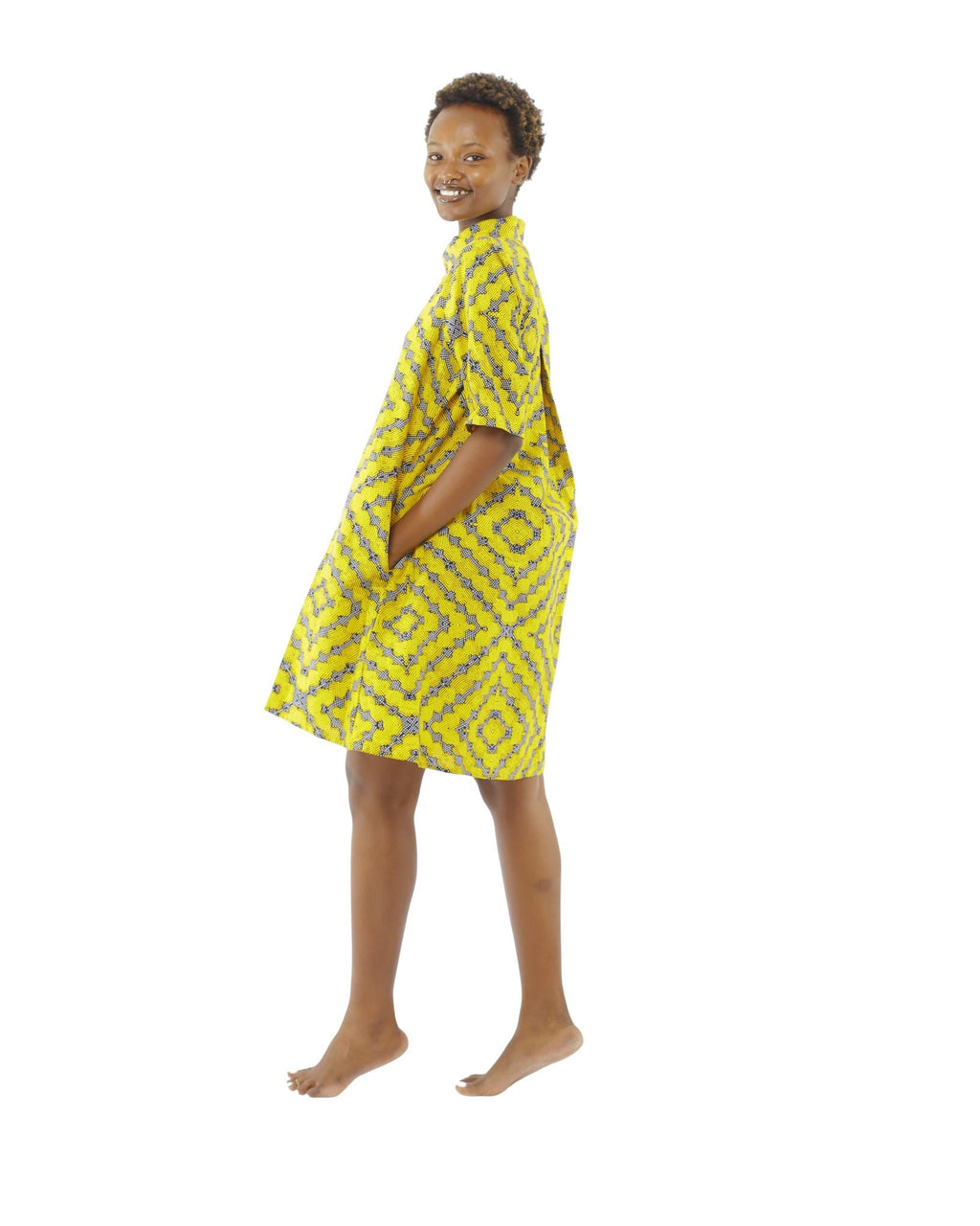 Vestido camisero visto desde el lateral.